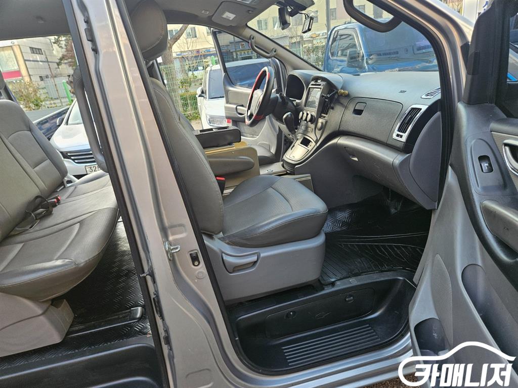 Hyundai Starex Grand Starex Van 5-Seater thumbnail 9