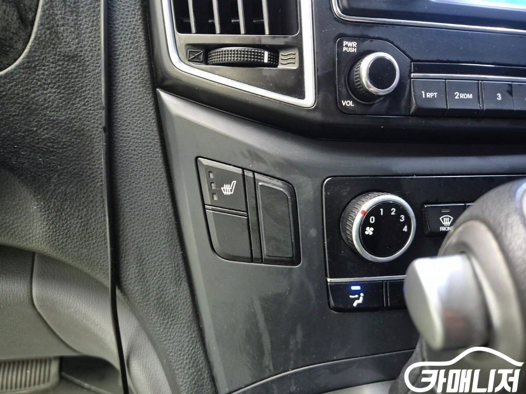 Hyundai Starex Grand Starex Van 3-Seater thumbnail 15