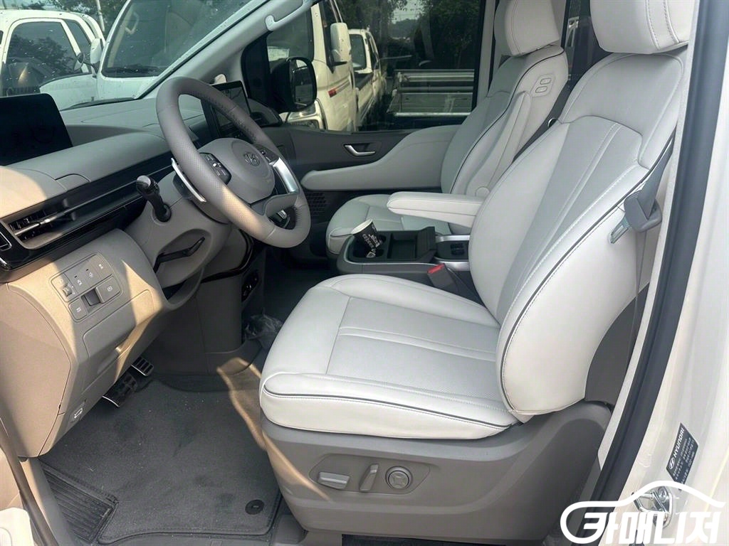 Hyundai Staria 4WD Diesel Lounge Limousine thumbnail 15