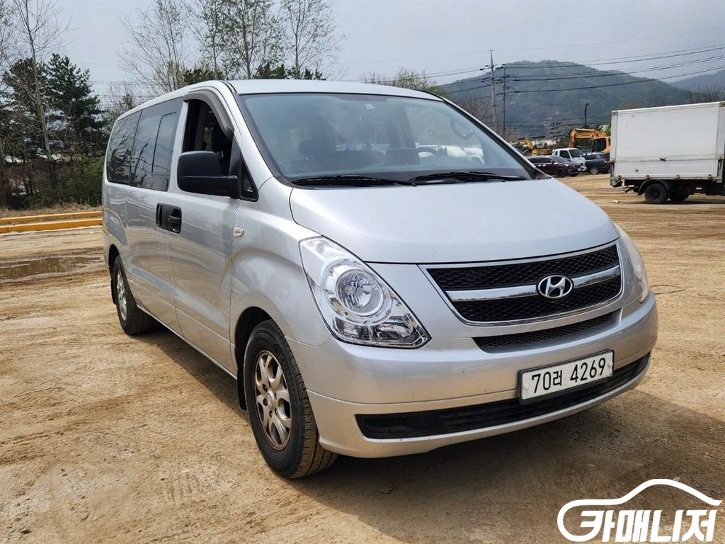 Hyundai Starex Grand Starex 12-Seater Wagon thumbnail 3